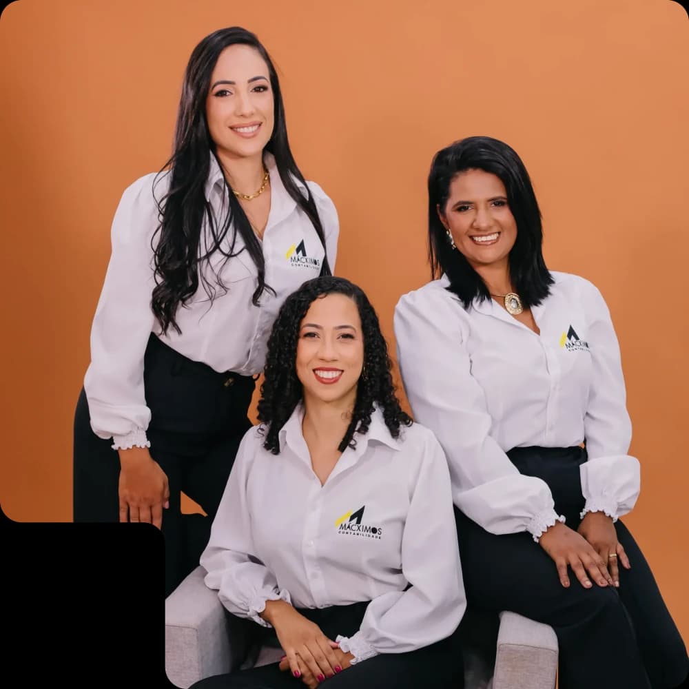 Sarah, Letícia e Daniele com a camisa da Mácximos